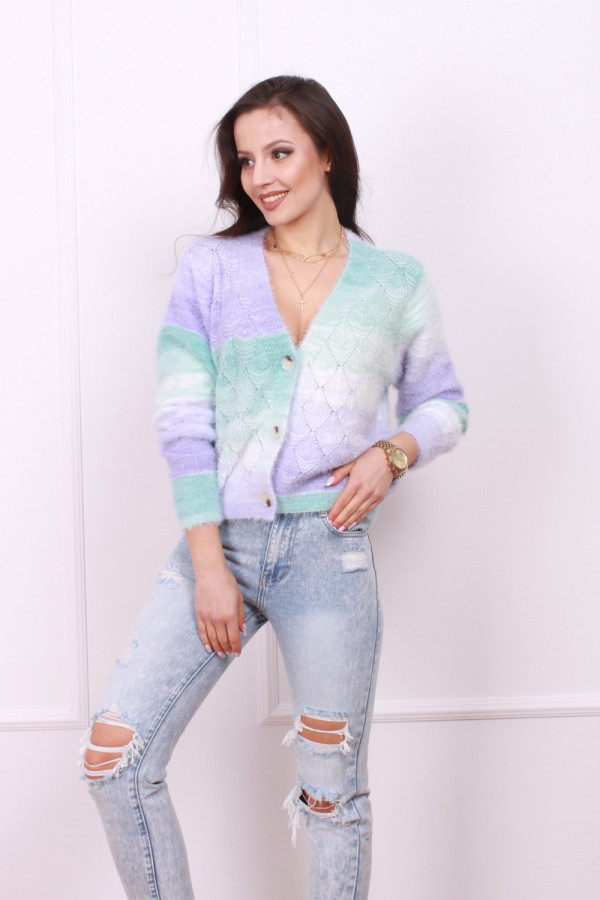 Sweter z ozdobnymi guzikami